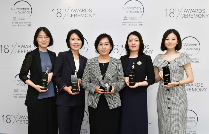 (사진자료1) 제 18회 한국 로레알-유네스코 여성과학자상 학술진흥상 에 서울대학교 이미옥 교수 선정.jpg