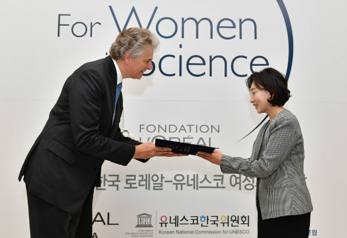 (사진자료3) 제 18회 한국 로레알-유네스코 여성과학자상 학술진흥상 에 서울대학교 이미옥 교수 선정.jpg