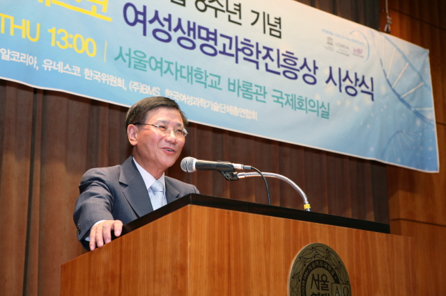 2009 심포지엄 강연 미래사회와 여성-이원복 교수님.JPG